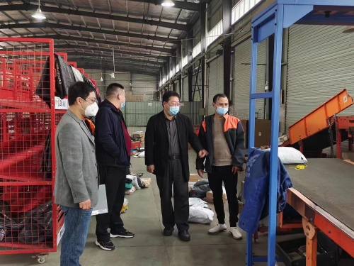 2022.11.25鹰潭局深入快递园区进一步督查疫情防控和安全生产各项措施落实情况.jpg